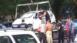 VIDEO Imagini incredibile in Capitala! Un sofer a facut tot posibilul ca masina lui sa nu fie ridicata de "hingherii auto"!