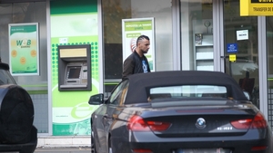 Ralflo se plimba abatut prin Dorobanti! Greutatile l-au tinut cu capul in pamant!