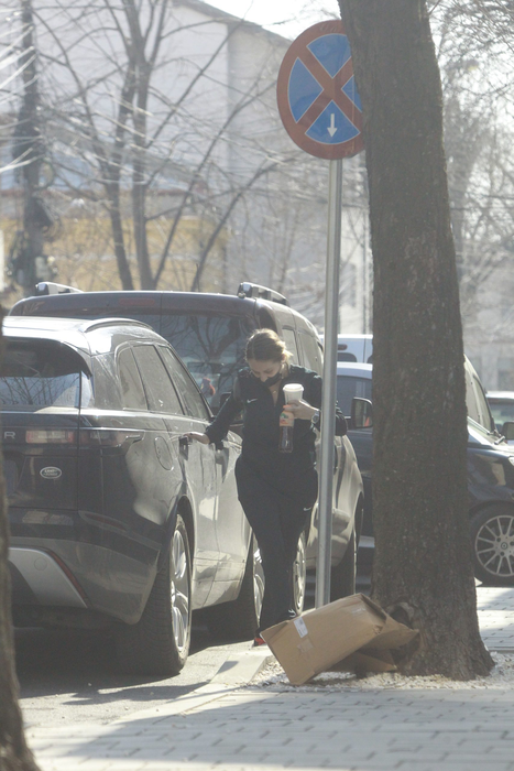 Loredana Groza a fost ajutată de o prietenă să facă o ședință foto în toată regula pe o stradă din Obor