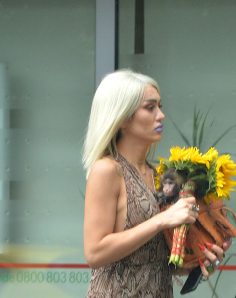 Margherita, din nou în centul atenției! Cum a ieșit la plimbare cu maimuța de companie, la care ține enorm. FOTO