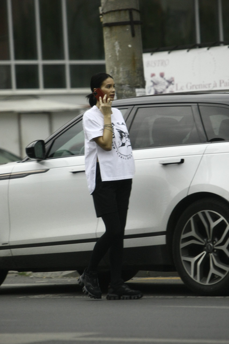 Geanina Ilieș, la plimbare, cu o burtică "suspectă"
