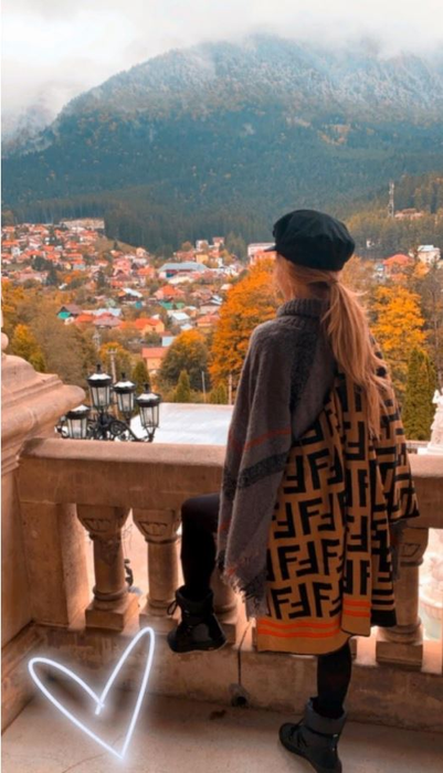 Dragoș și blondina s-au pozat în același loc, dar separat