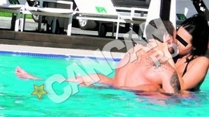 Creola, bruneta "pufoasa" din piscina, sustine ca a absolvit doua facultati si isi castiga banii ca make-up artist. "Burlacul" Edward, preludiu fierbinte cu o machieza scolita