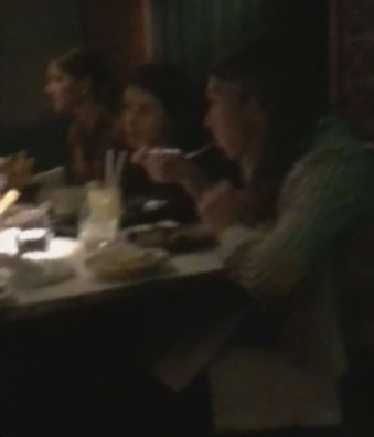 Simona Halep mănâncă la restaurant