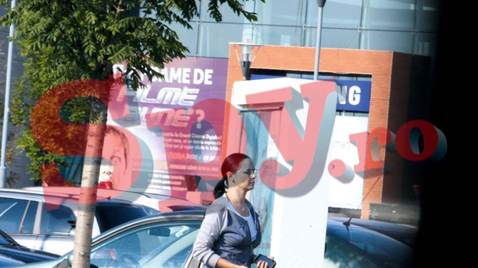 Andreea Marin nu mai pune pret pe eleganta! A mers la mall imbracata in pantaloni de fas