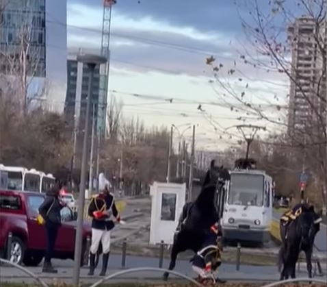 Jandarmul care a căzut de pe cal, la parada de 1 Decembrie, a consumat băuturi alcoolice. Este cercetat de Parchetul Militar