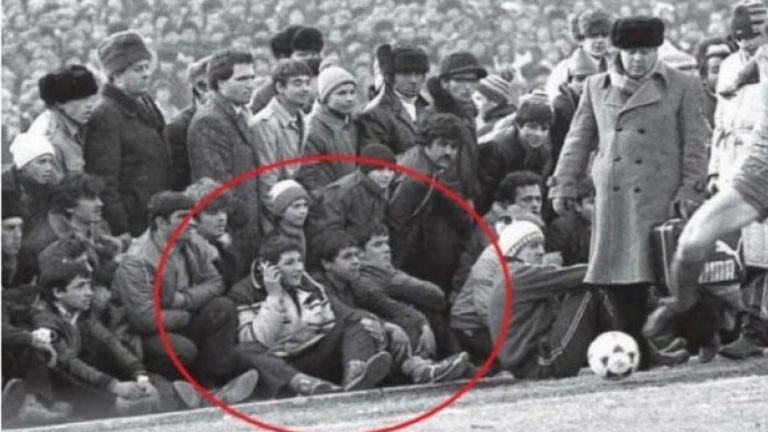 Adevărul din spatele fotografiei cu românul care vorbea la mobil acum 30 de ani!