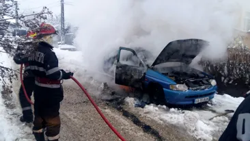VIDEO. Mașină în flăcări, într-o comună din Argeș. Pompierii nu au mai avut ce salva