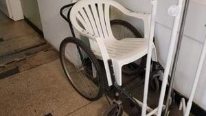 Improvizație made in Romania! Scaun de cârciumă, pe post de cărucior cu rotile, într-un spital din Craiova