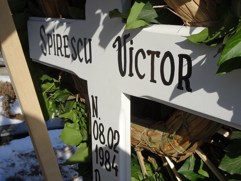 EXCLUSIV! Imaginile durerii! Victor Spirescu a fost înmormântat în cadrul unei ceremonii restrânse! Gestul sfâşietor făcut la groapă de mama lui