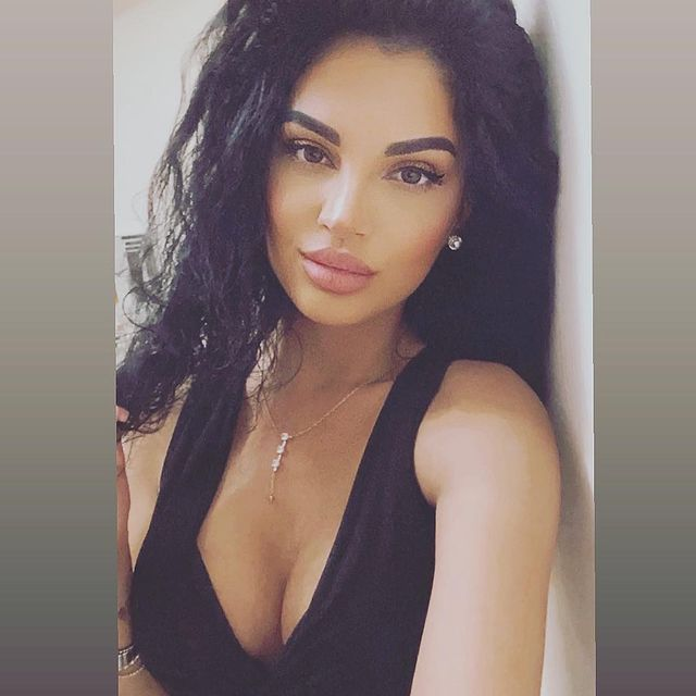 Fie că îmbracă un costum de baie, un body mulat sau o ținută elegantă, Beatrice este mereu la înălțime
