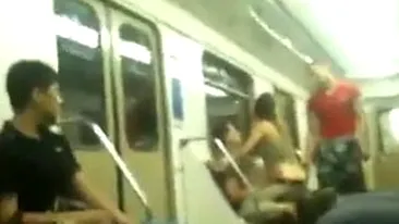 Platesti o calatorie cu metroul, dar participi la o partida de sex in grup! Nimfomana asta beata isi calareste iubitul in vazul tuturor - E atat de libidinoasa incat calatorii nu mai rezista si o iau si ei...la bataie