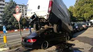 Un șofer român a ajus cu BMW-ul sub o dubiță, într-o parcare din Torino! Vitezomanul a fost rănit grav