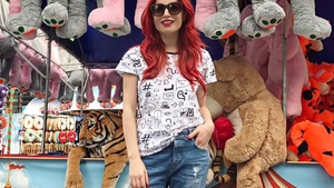 Schimbare radicală de look pentru Elena Gheorghe. Era roşcată, iar acum s-a făcut....