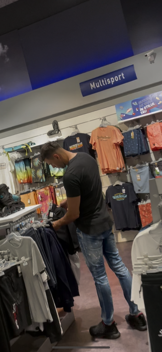 Până să se rezolve problema, Zed dă o tură prin mall (Foto: CANCAN.RO)