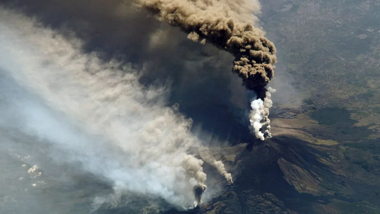A erupt vulcanul Etna. Ploaie de cenușă în Italia, cum arată mașinile oamenilor