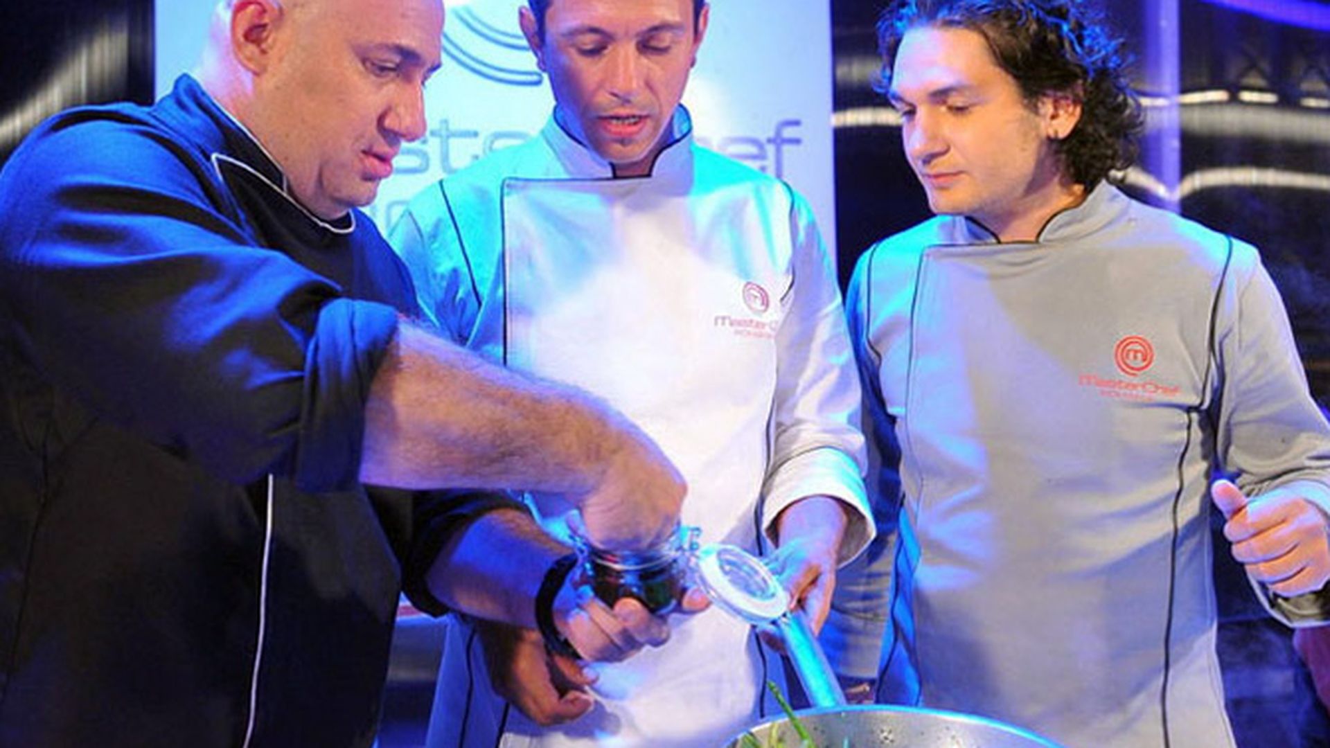 Ce nu s-a vazut la TV la "MasterChef"! Nimeni nu gusta nimic din ce faceau concurentii, operatorii mancau ce nu era folosit de participanti, filmarile pentru o editie durau si 2 zile
