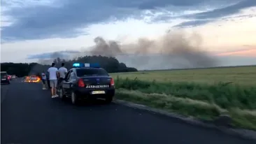Scene uluitoare lângă pădurea Sinești! Mașină în flăcări, agitație maximă printre șoferi VIDEO