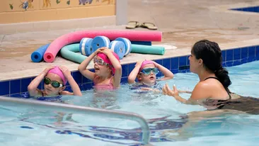 Lecții gratuite de înot pentru copiii din România. Când va începe programul național