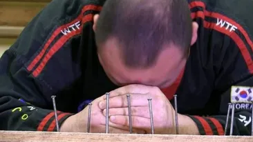 Românul care a bătut 21 de cuie cu capul și 27, cu mâna! Acum, vrea să doboare recordul mondial! VIDEO