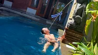 Ce a pățit turistul din imagine, după ce a băut apa din piscina vilei în care era cazat, în Bali