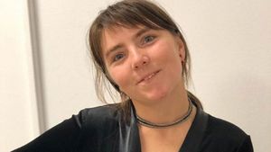 Vulpițo, tu ești? Vedeta de la Acces Direct, schimbare radicală de look. Sătenii din Blăgești nu o mai recunosc!