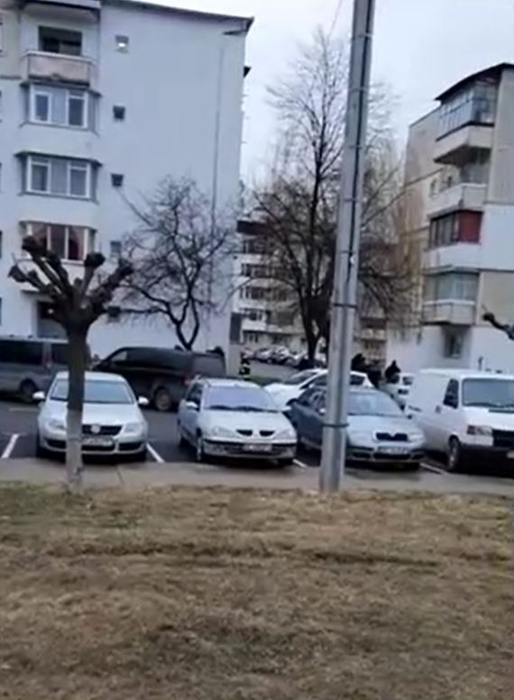 2 bărbați au murit în urma unei luări de ostatici în Onești: “Multiple plăgi înjunghiate, a intrat iar în stop cardio-respirator”. Atacatorul a fost împușcat de polițiști | FOTO