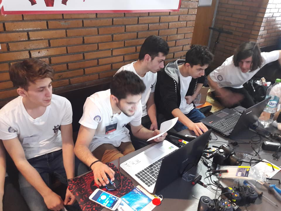 Elevii au muncit pe brânci pentru a crea robotul