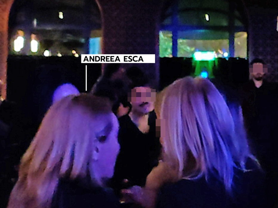 Distracția a debutat în momentul în care prezentatoarea TV n-a fost lăsată la greu și a avut pe cine se baza / (Sursa: CANCAN.RO)