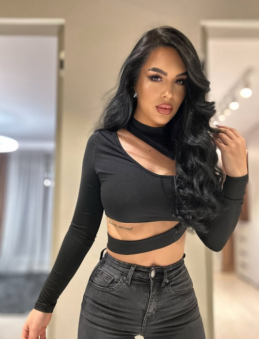 Amelia dă de pământ cu Jaguaru. (SURSA: INSTAGRAM.COM)