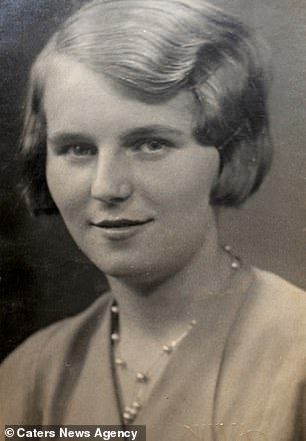 Phyllis Jones și Irene Crump, cele mai bătrâne gemene din Marea Britanie, împlinesc 102 ani. Secretul longevității și vitalității lor este incredibil