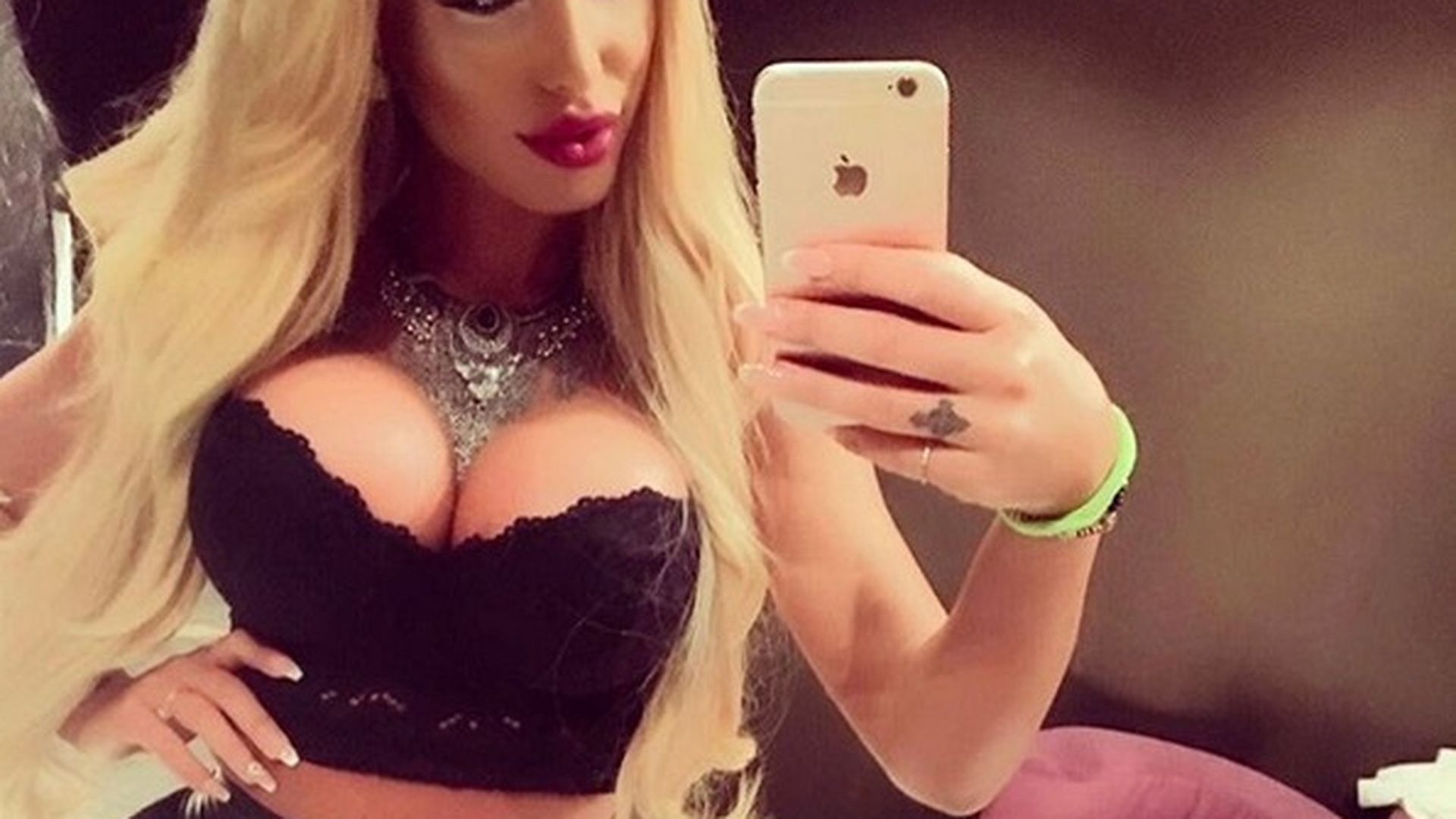 Loredana Chivu a vrut să pozeze sexy, dar a arătat tot ce are sub rochie