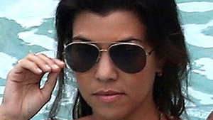 Nu e prea mult? Sora lui Kim Kardashian isi chinuie copilul de dragul modei! Cum si-a imbrăcat fetita, la piscina