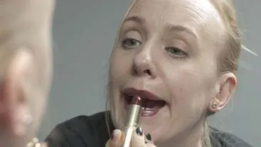 Experiment cu urmări neaşteptate! Cum arată această tânără, după ce nu s-a demachiat timp de o lună: Nu imi vine să cred