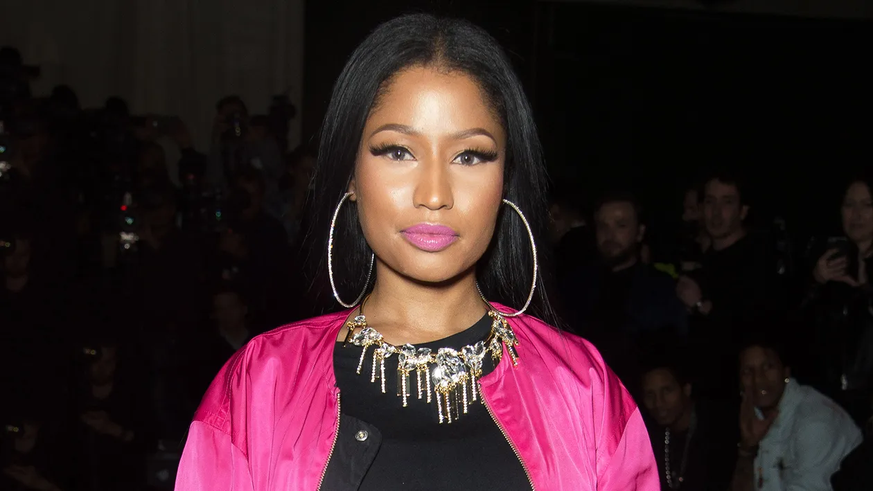 NICKI MINAJ, cea mai incendiară apariţie de până acum. A îmbrăcat doar o bucată de sfoară în loc de tricou