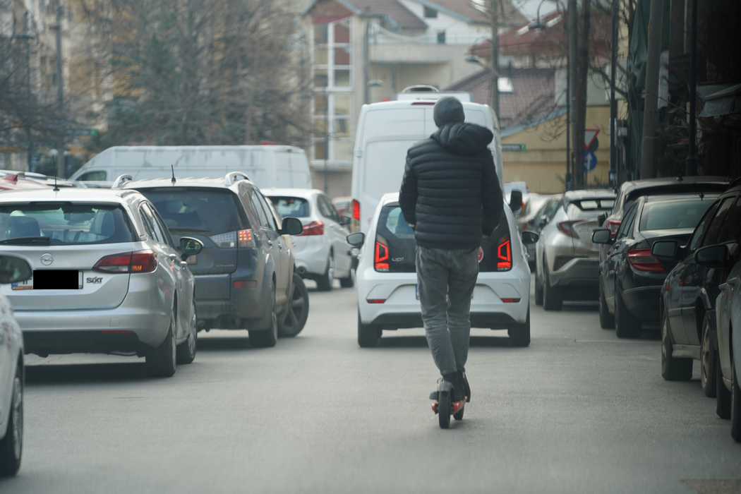 Lucian Viziru merge pe trotinetă/ Sursă foto: CANCAN.RO