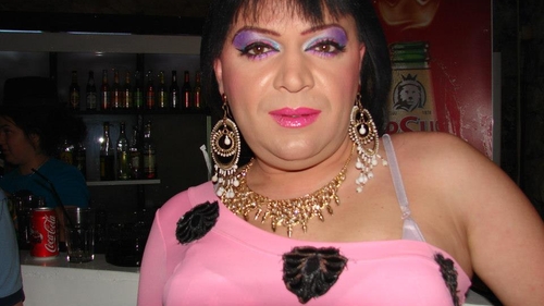 Miss Travestit vrea sa redevina barbat si are planuri colosale! Se insoara in Germania cu un bancher putred de bogat!