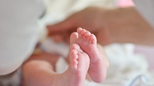 Moartea suspectă a trei bebeluși pune autoritățile în alertă. Ce produs, comercializat și în România, ar fi consumat