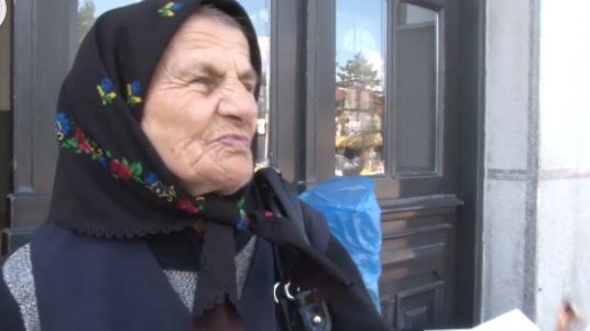 INCREDIBIL ce face aceasta batranica! La 90 de ani cutreiera tara cu trenul si...