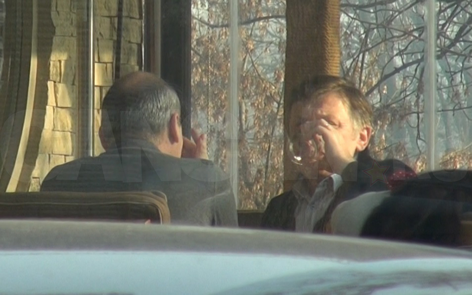 Pun la cale salvarea partidului după dezastrul din alegeri? Imagini exclusive! Cel mai apropiat jurnalist de preşedinte, întâlnire secretă cu ex-şeful PNL!