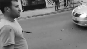 Un bărbat şi-a înfipt un cuţit şi s-a plimbat timp de câteva minute pe stradă, în Popeşti-Leordeni