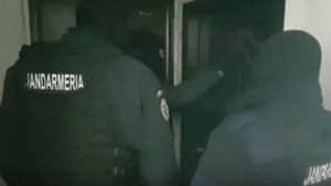 Jandarmii din Bacău s-au dat drept angajaţi la gaze, la o descindere: "Cine e?  - De la gaze!  - Culcat! Jandarmeria!" VIDEO