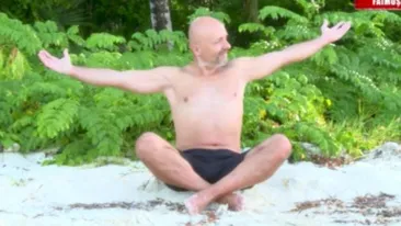 Costi Ioniță și-a uimit colegele de la Survivor cu metoda lui de meditație ”Cum să te pui în cap, dezbrăcat, să-ți atârne toate chestiile invers...
