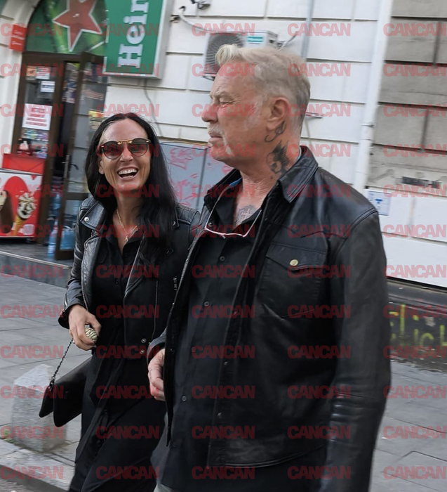 James Hetfield și proaspăta logodnică au atras toate privirile în centrul Capitalei. Solistul trupei Metallica, „lună de miere” în România