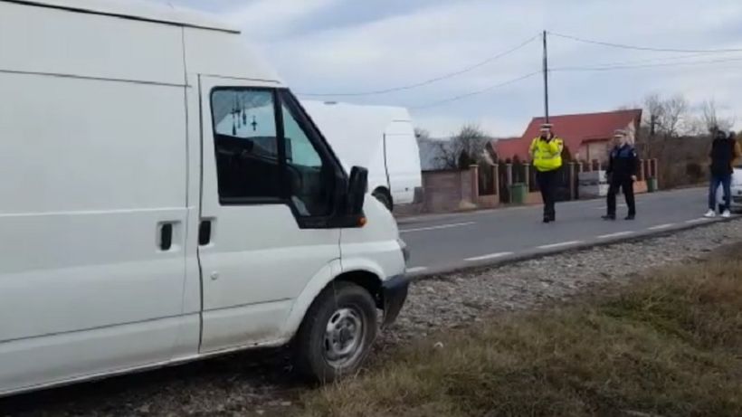 VIDEO Ghinion incredibil! Maşina i-a luat foc în mers între Târgovişte şi Ploieşti, iar când s-a dat jos să stingă incendiul…