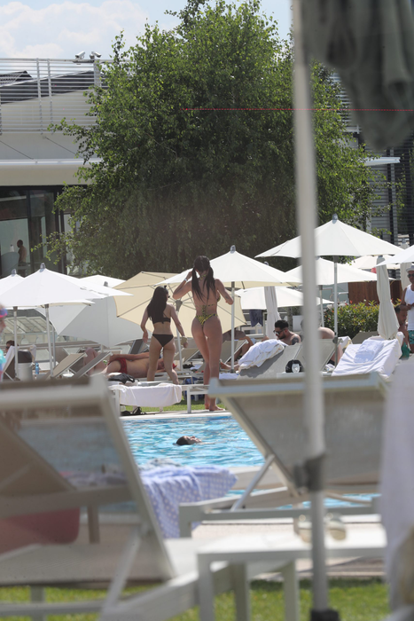 Raluca, mişcări senzuale la piscină