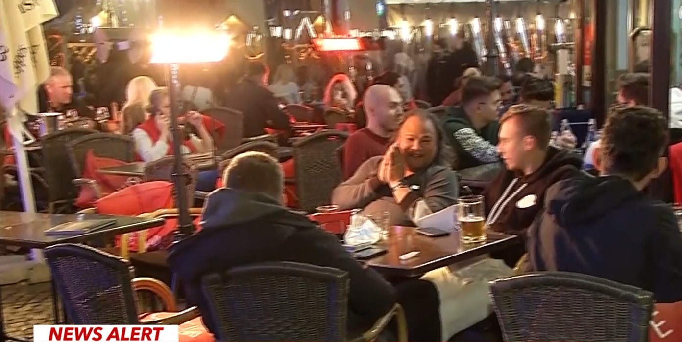 Haos în Capitală, noaptea trecută. Oamenii s-au înghesuit în Centrul Vechi și au făcut cozi la intrarea în cluburi!