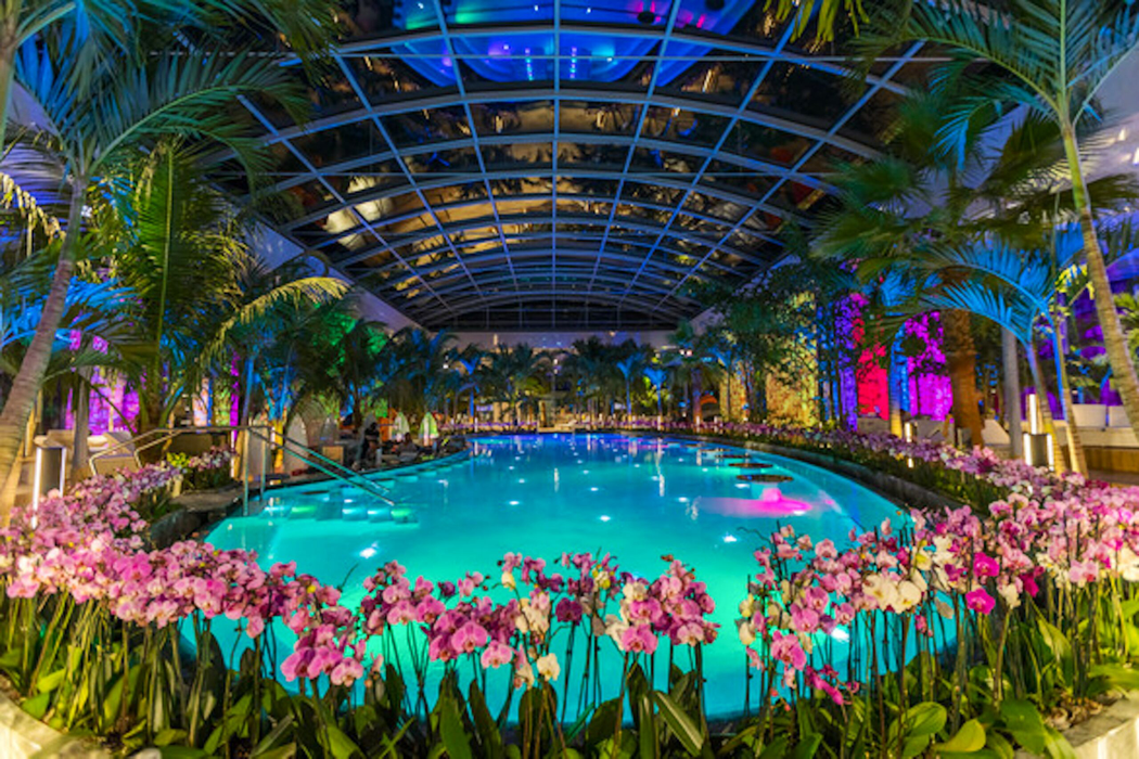 Românii s-au înghesuit să intre la therme (Sursă: Arhivă)