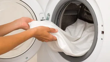 Greșeala pe care mulți o fac după ce spală hainele. Cât timp este sigur să le lași în uscător, potrivit specialiștilor