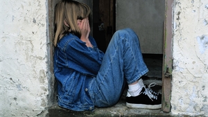 Caz șocant! Două surori românce au fost luate abuziv de lângă familie, după ce una dintre ele a mințit că este bătută de părinți